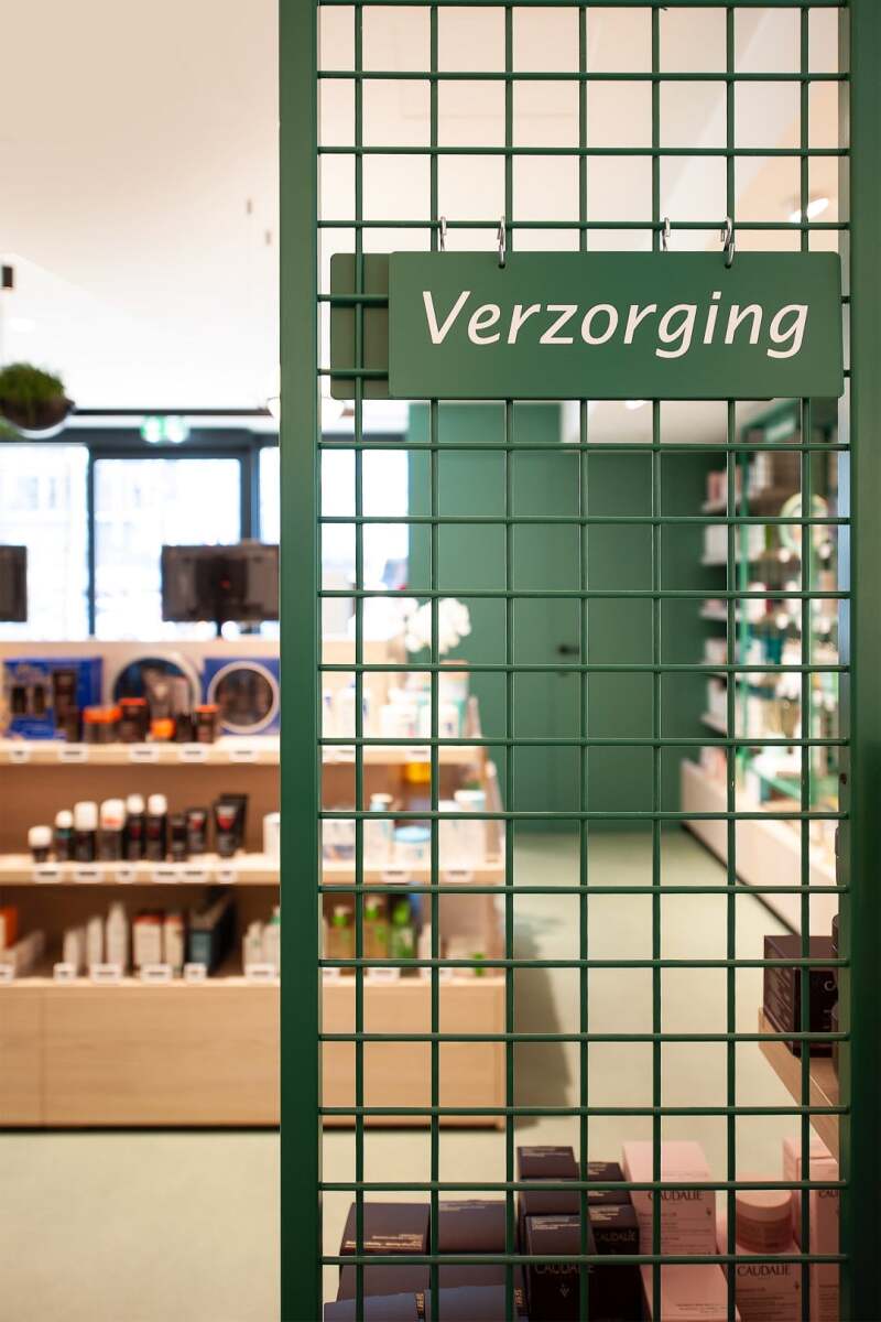 detail apotheek Lindephar met Taurus van Helbig
